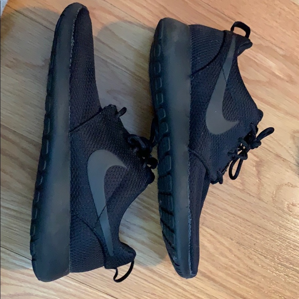 Black Nike Roches